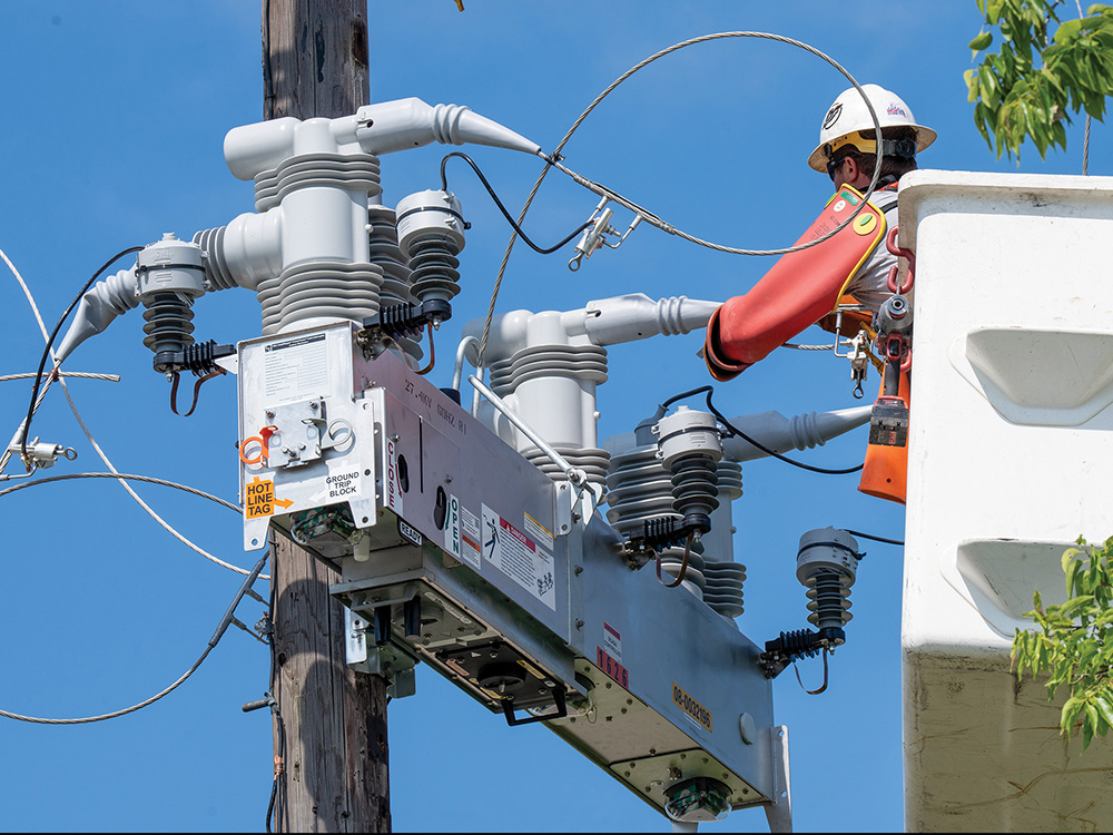 IntelliRupter® installation replacing 3 in 1 phase breakers in Aubrey.