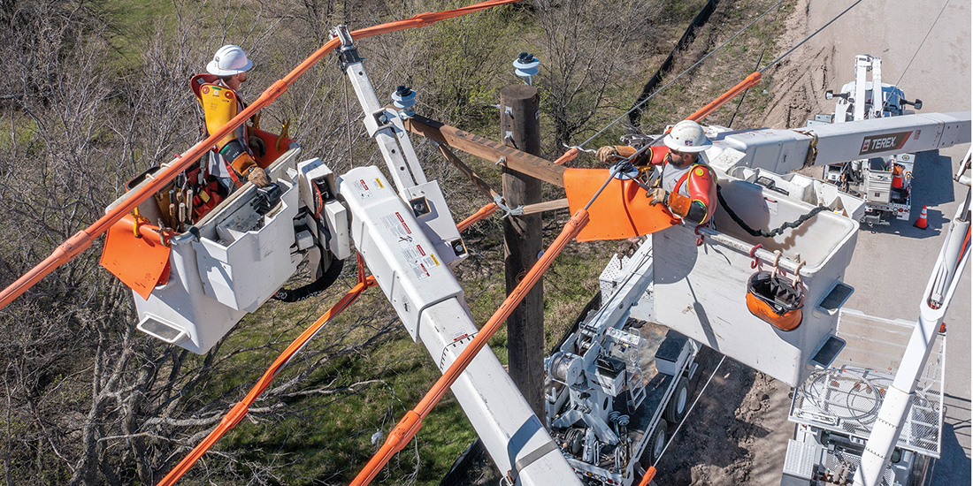 Operarios instalando un nuevo poste en Frisco, junto a la futura ampliación de Panther Creek Parkway. Foto de Ken Oltmann/CoServ 