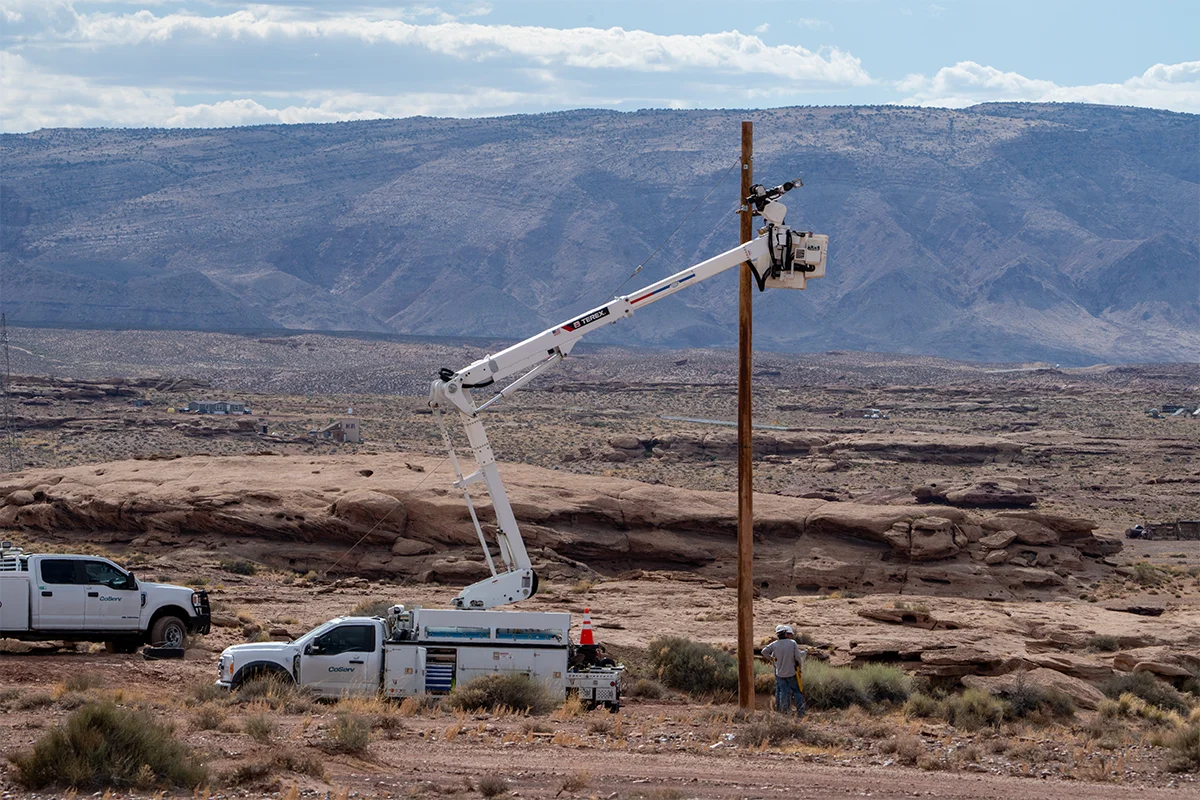 Los equipos de CoServ llevan la electricidad a zonas remotas de la Nación Navajo, en Arizona. Fotos de BRIAN ELLEDGE 